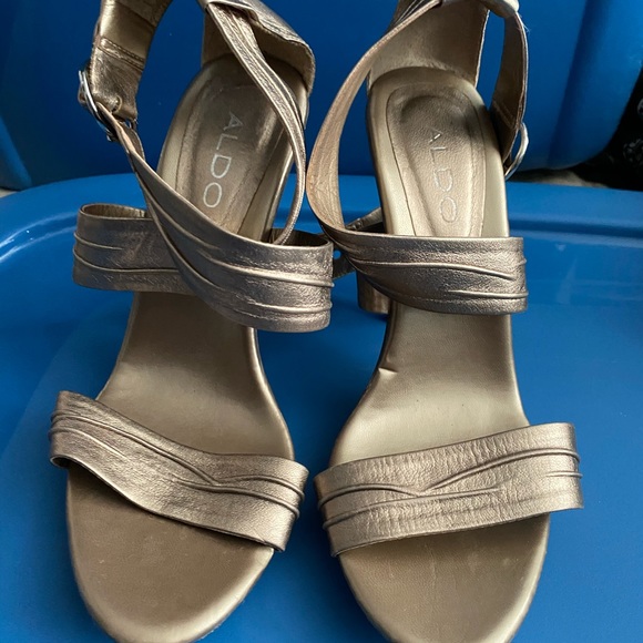 Aldo Size 7 Gold heels